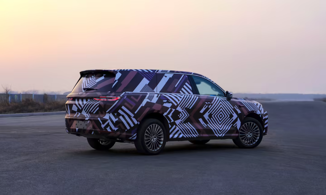 魏建军官宣魏牌V9X定名 归元平台首款旗舰SUV 5.3米级AI豪华六座来袭